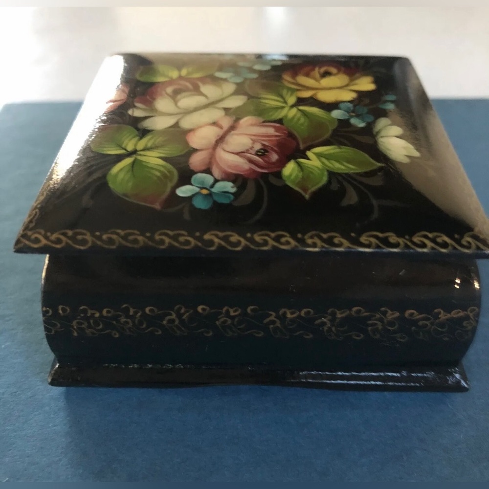 Vintage Russian Artist Signed Hand Painted Lacquered Jewelry Trinket Box w Lid